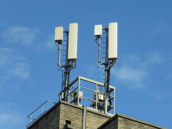 An EE five layer 5G NR testbed site atop City and Islington College near Holloway Road, London (eNB 10180).